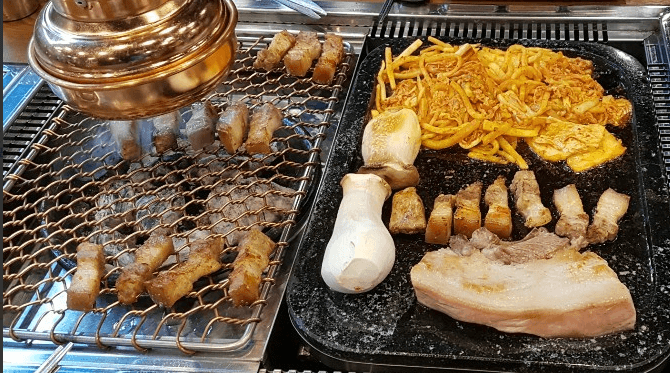 남호식당-오겹살과-불판이-찍힌-사진