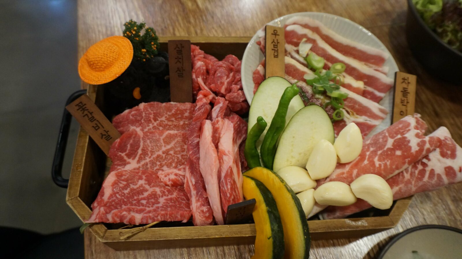 육싸롱-모듬-세트-플레이팅이-나온-사진