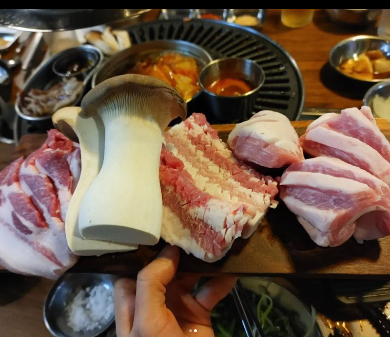 김고기 생고기와 반찬이 나온 사진